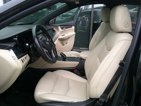 Used 2017 Cadillac XT5 FWD image 9