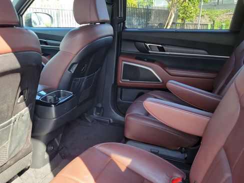 Certified 2023 Kia Telluride EX w/ EX Captain's Chair Package FWD image 7