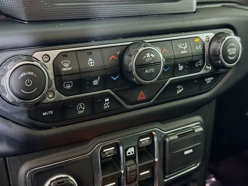 Used 2019 Jeep Wrangler Unlimited Sahara w/ Cold Weather Group AWD/4WD image 17
