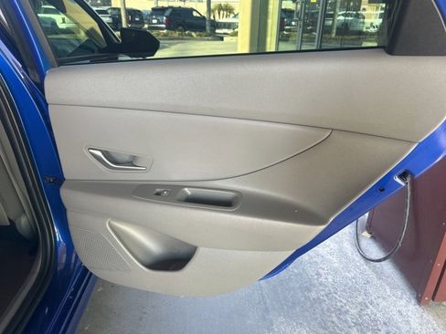 Certified 2025 Hyundai Elantra SE image 23