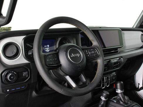 Used 2024 Jeep Wrangler Unlimited image 14