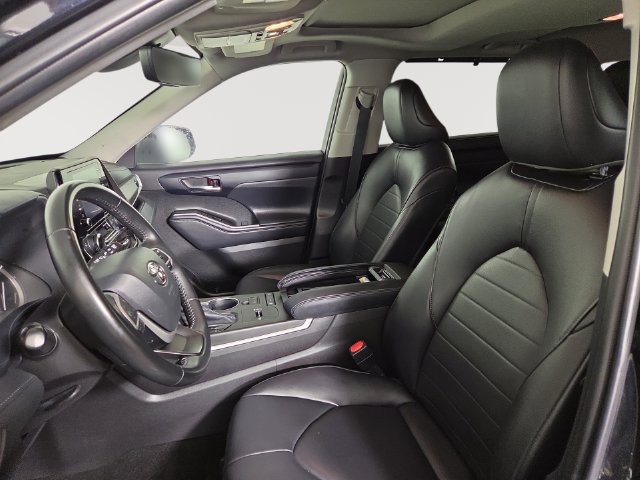 Used 2022 Toyota Highlander XLE FWD image 13