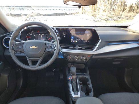 Used 2024 Chevrolet Trax LS w/ LS Convenience Package image 12