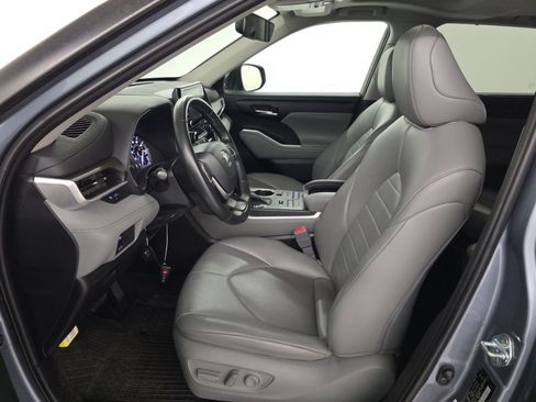Used 2022 Toyota Highlander XLE AWD/4WD image 7