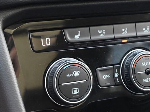 Certified 2024 Volkswagen Taos SE image 19