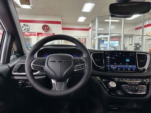 New 2026 Chrysler Pacifica Select image 15