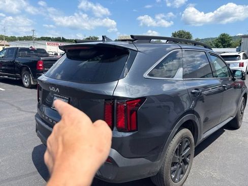 Used 2022 Kia Sorento S w/ Panoramic Sunroof Package AWD/4WD image 8