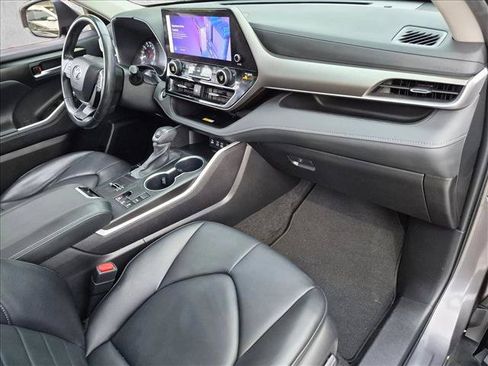Used 2024 Toyota Highlander XLE FWD image 21