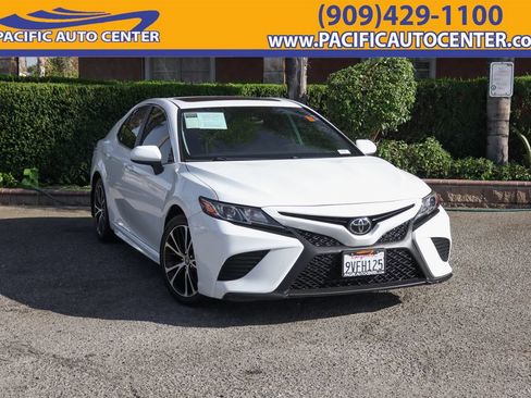 Used 2020 Toyota Camry SE FWD image 1