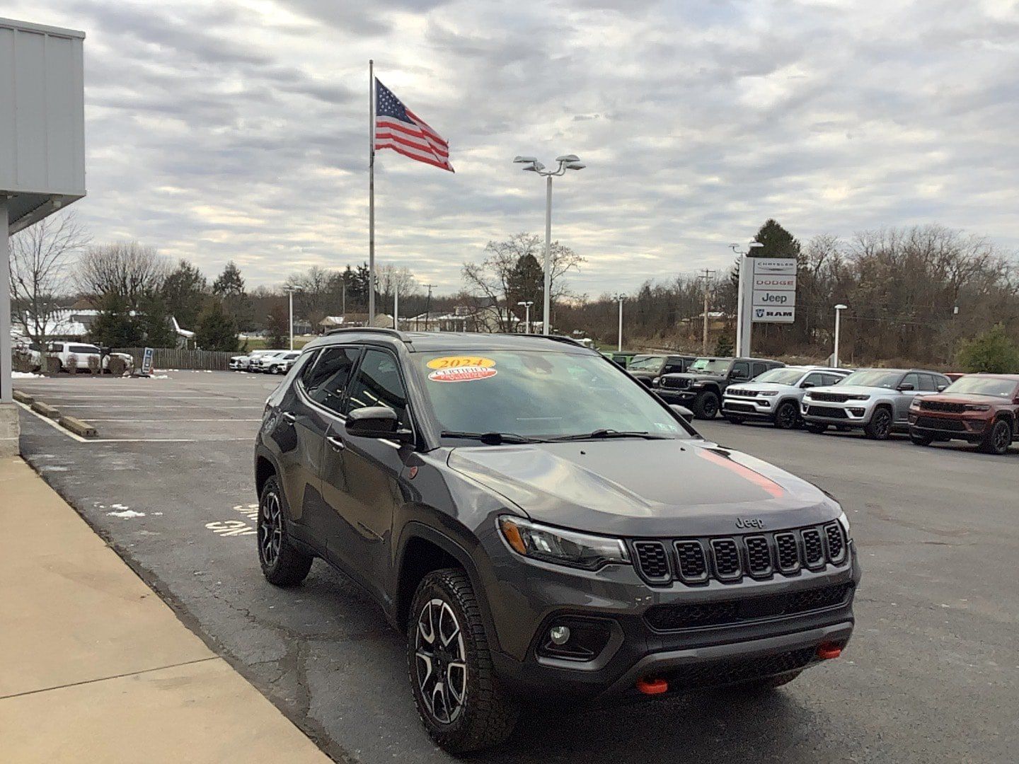 Used 2024 Jeep Compass Trailhawk w/ Trailhawk Convenience Group AWD/4WD image 3