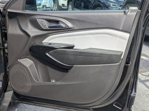 Used 2025 Chevrolet Trax LT w/ LT Convenience Package image 33