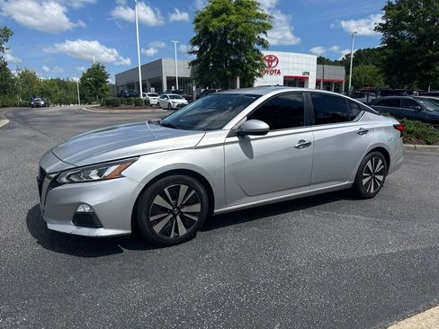 Used 2021 Nissan Altima 2.5 SV FWD image 2