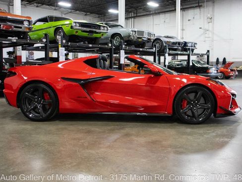 Used 2023 Chevrolet Corvette Z06 w/ Z07 Performance Package RWD image 9