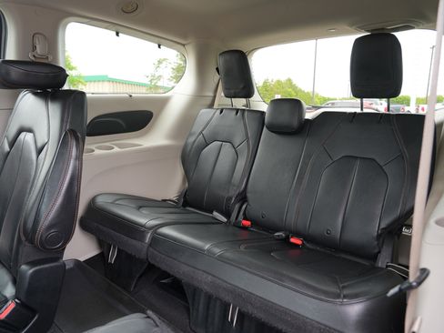 Used 2020 Chrysler Pacifica Touring-L FWD image 25