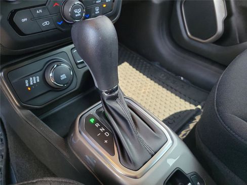 Used 2022 Jeep Renegade Latitude w/ Convenience Group AWD/4WD image 31