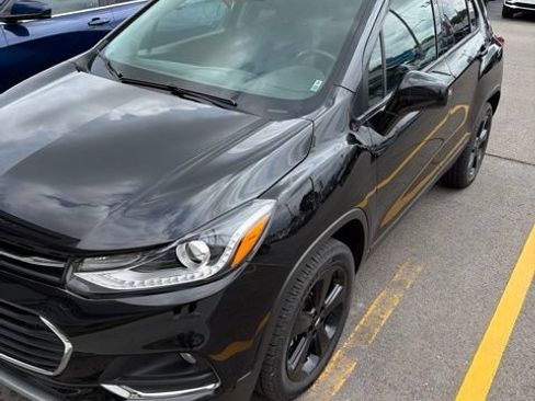 Used 2018 Chevrolet Trax Premier w/ Midnight Edition AWD/4WD image 3