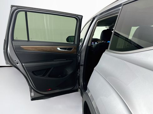 Used 2024 Volkswagen Atlas SE AWD/4WD image 26
