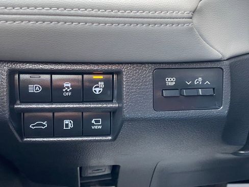 Used 2021 Toyota Avalon Limited image 27