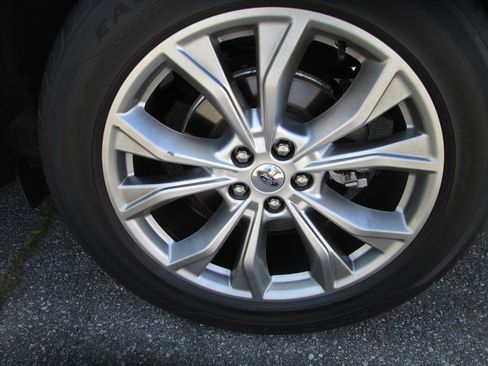 Used 2020 Ford Explorer XLT w/ Equipment Group 202A AWD/4WD image 30
