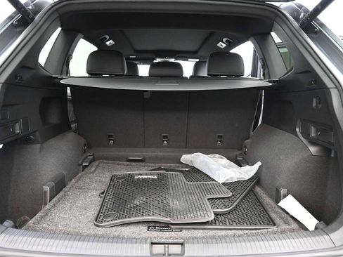 Used 2022 Volkswagen Tiguan SE R-Line image 13