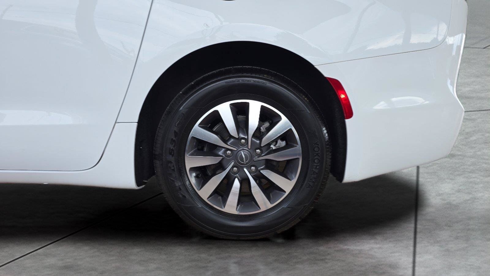 Used 2023 Chrysler Pacifica Touring-L FWD image 30