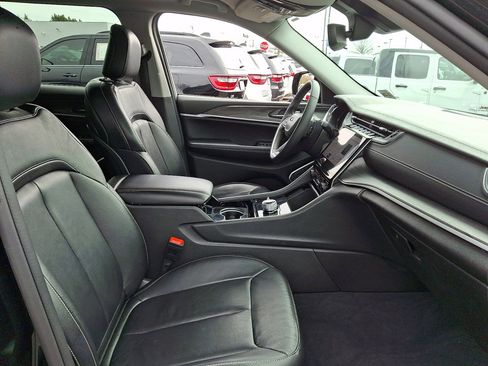 Used 2023 Jeep Grand Cherokee Limited w/ Black Appearance Package image 12