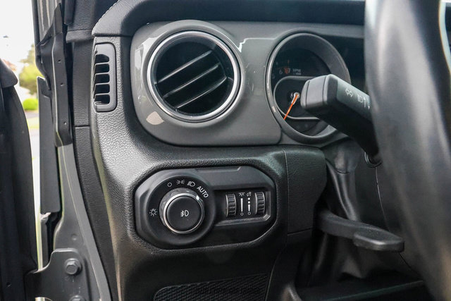 Used 2022 Jeep Wrangler Unlimited Sahara w/ Cold Weather Group AWD/4WD image 28