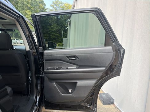 Used 2023 Nissan Pathfinder SV w/ SV Premium Package AWD/4WD image 18
