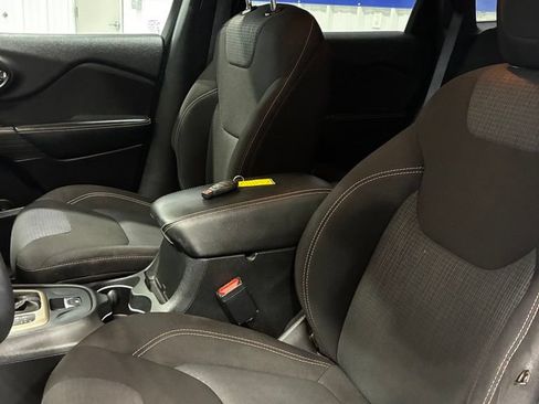 Used 2015 Jeep Cherokee Latitude FWD image 11