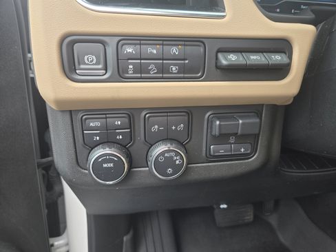 Used 2024 Chevrolet Tahoe Premier AWD/4WD image 11