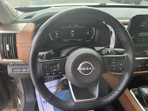 Used 2023 Nissan Pathfinder Platinum image 12