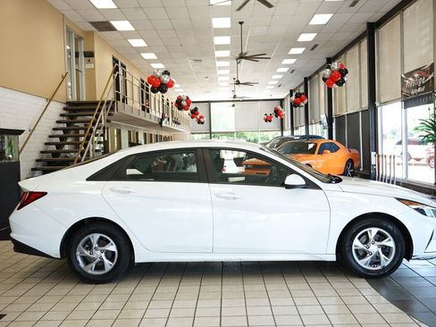 Used 2021 Hyundai Elantra SE FWD image 14