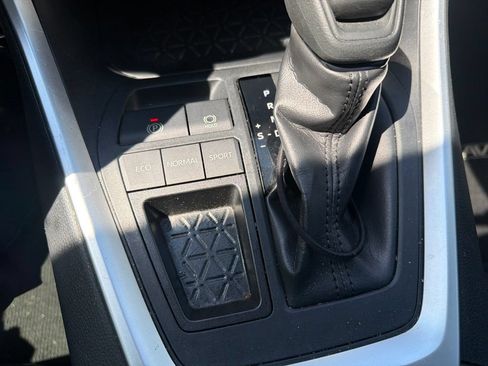 Used 2019 Toyota RAV4 LE FWD image 13