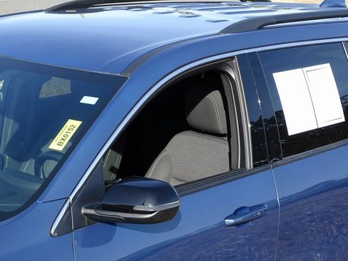 Used 2025 Chevrolet Traverse LT image 32