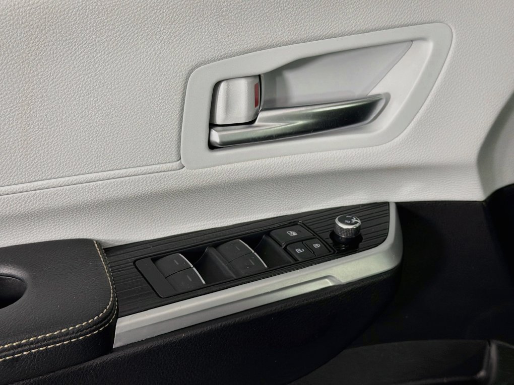 Used 2025 Toyota Sienna XSE w/ XSE Plus Package FWD image 23