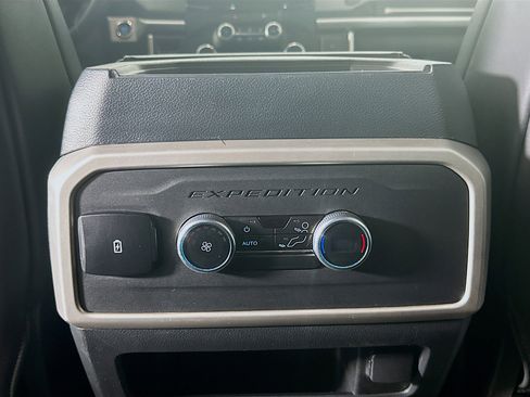 Used 2023 Ford Expedition XLT image 27