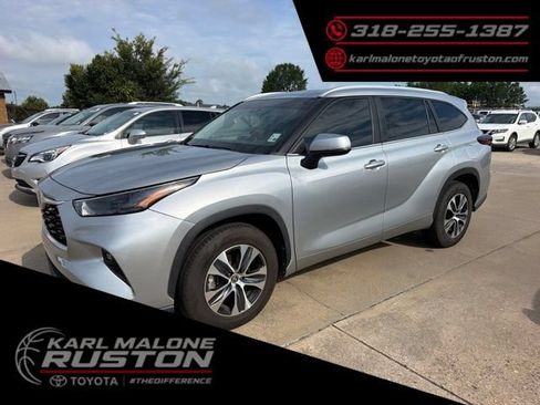 Used 2024 Toyota Highlander XLE FWD image 1