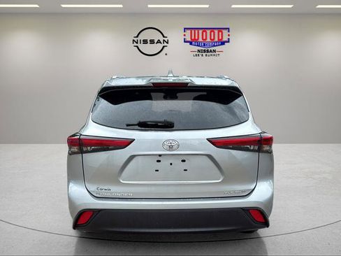 Used 2023 Toyota Highlander XLE AWD/4WD image 3