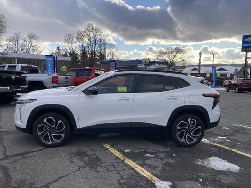 Used 2025 Chevrolet Trax RS w/ Sunroof Package image 4