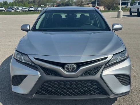 Used 2018 Toyota Camry SE image 2