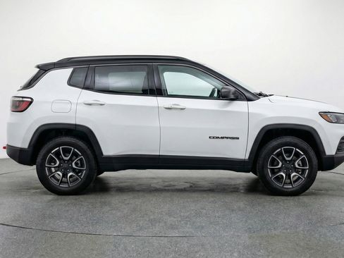 Used 2025 Jeep Compass Trailhawk AWD/4WD image 11