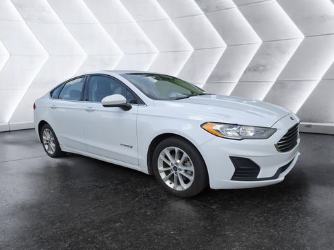 Used 2019 Ford Fusion SE FWD image 1