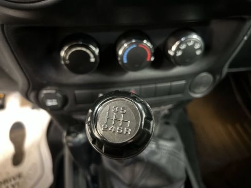 Used 2018 Jeep Wrangler Sport AWD/4WD image 15