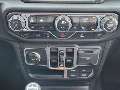 Used 2022 Jeep Wrangler Unlimited Sahara w/ Cold Weather Group AWD/4WD image 17