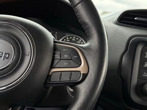 Used 2017 Jeep Renegade Latitude w/ Popular Equipment Group image 10