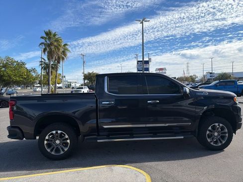 Used 2022 Chevrolet Silverado 1500 High Country w/ Technology Package image 2