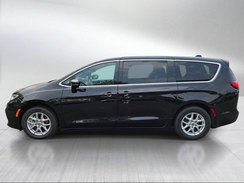 Used 2025 Chrysler Pacifica Select FWD image 6