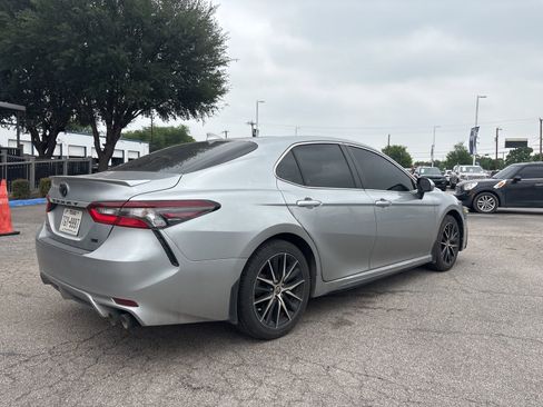 Used 2024 Toyota Camry SE FWD image 3