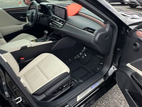 Used 2025 Lexus ES 300h w/ Luxury Package image 18