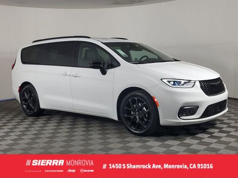 New 2026 Chrysler Pacifica Limited image 1